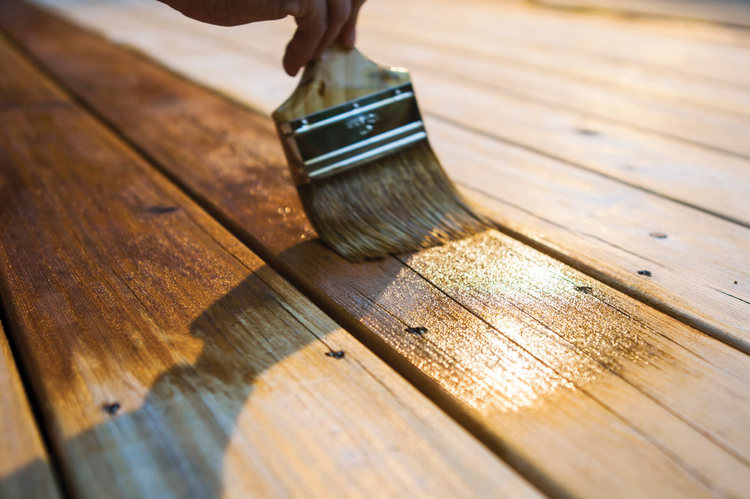 Comment teindre votre terrasse en bois en 4 étapes faciles